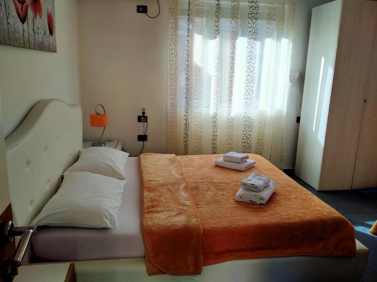 Orange Villa Hotel Tiranë Bilik gambar